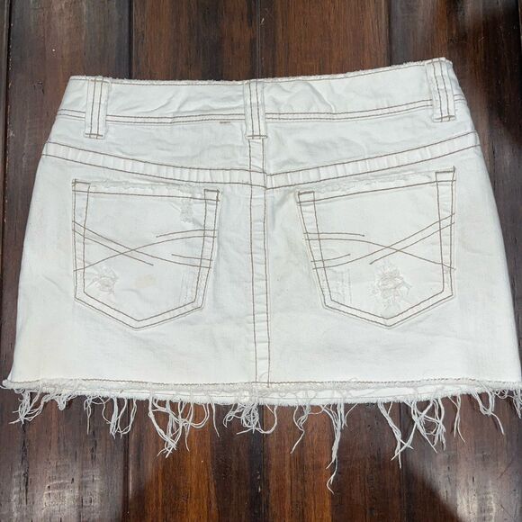 Aeropostale / Denim Mini Skirt Jean Raw Edge Hem Fringe A-Line Size 5/6 Stretch - Picture 2 of 6